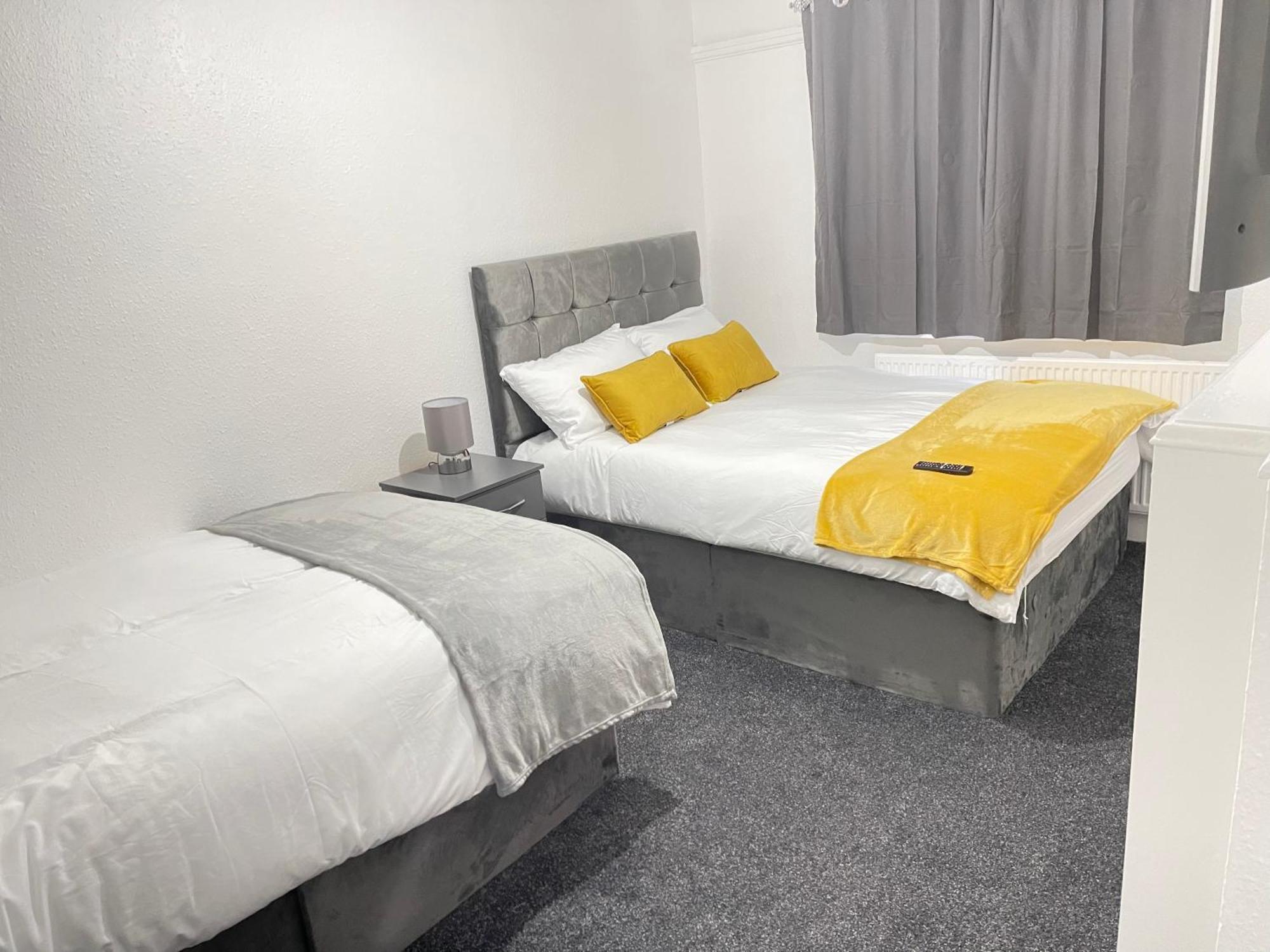 Hometel Digs Hidden Gem Large Comfy Home Can Sleep 15 Braunstone Town Esterno foto